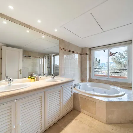 Magna Puerto Banus Family Only *