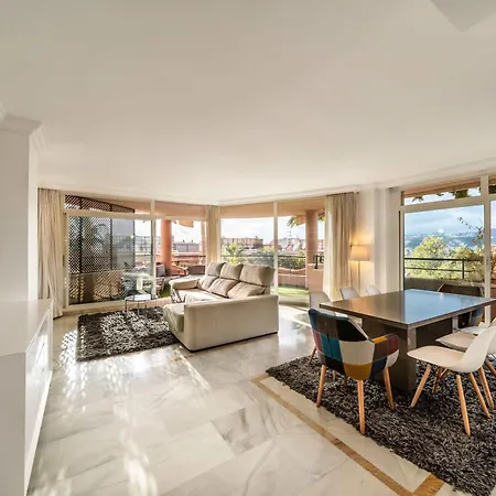 Magna Puerto Banus Family Only *